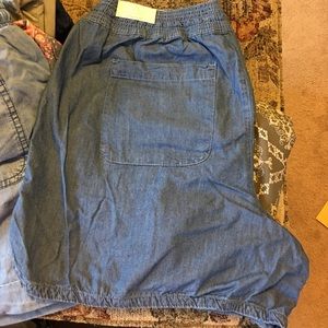 NWT Maurices denim shorts. Sz 18w.